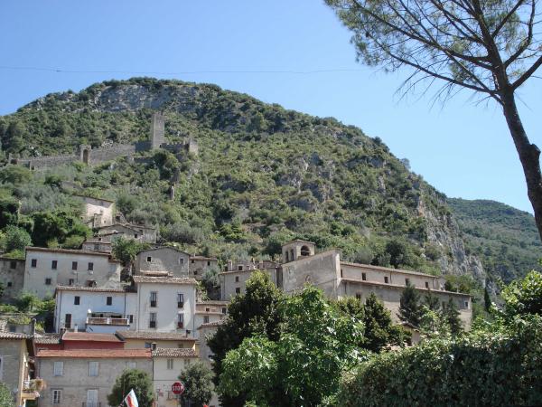  Le village de Ferentillo au pied de la montagne, avec ses maisons en pierre et les ruines du château dominant la vallée. 